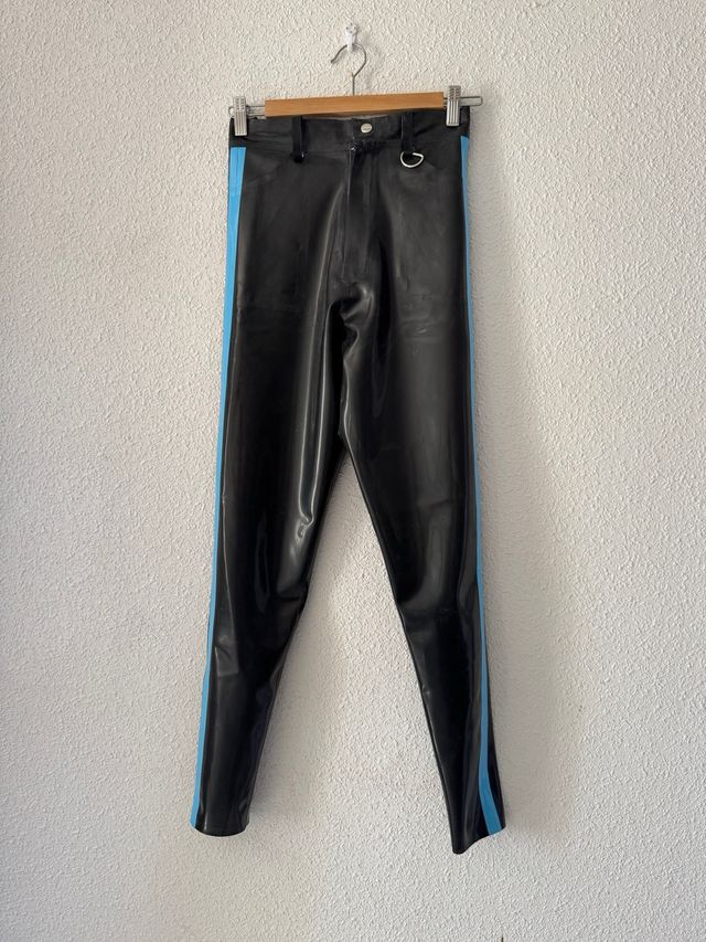 Camisa y pantalones de látex azul estilo policía