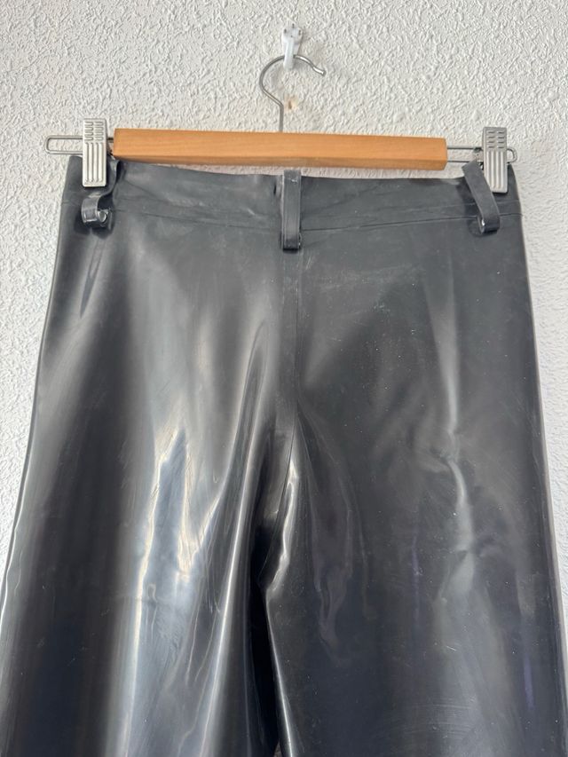 Camisa y pantalones de látex azul estilo policía