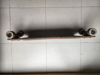 Longboard de madera con diseño japonés