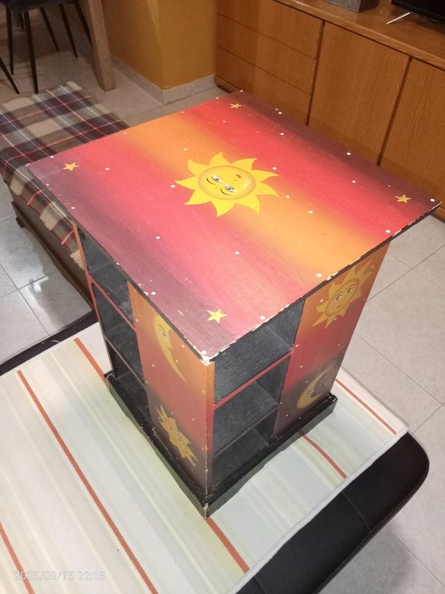 Mesita auxiliar decorada con sol y luna