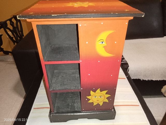 Mesita auxiliar decorada con sol y luna