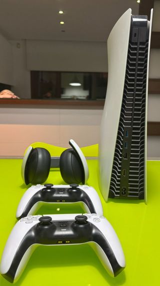 Playstation 5 + 2 Mandos + Cascos inalámbricos