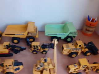 Lote de 11 máquinas de metal volvo y otras marcas