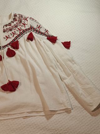 Blusa bordada blanca con bordados rojos y negros