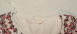 Blusa bordada blanca con bordados rojos y negros