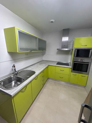 Cocina modular verde y plateada