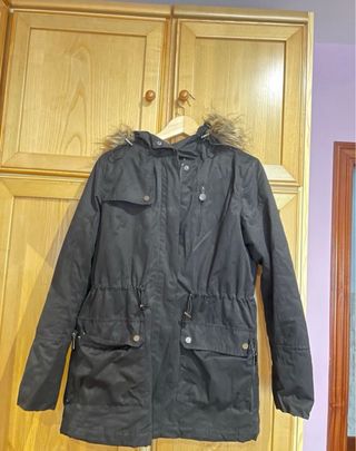 Chamarra Negra con Gorro y Piel Sintética