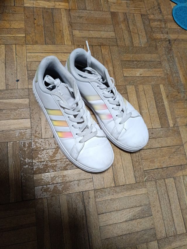 Zapatillas Adidas Blancas con Rayas Arcoíris