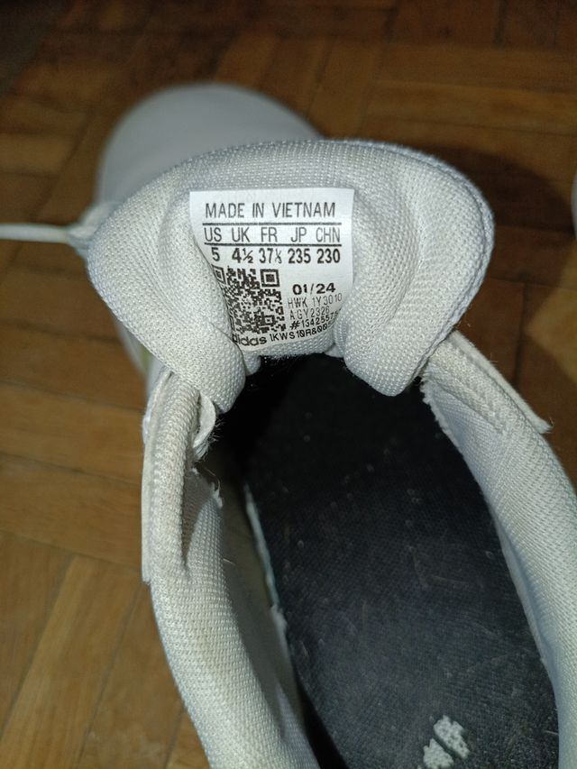 Zapatillas Adidas Blancas con Rayas Arcoíris