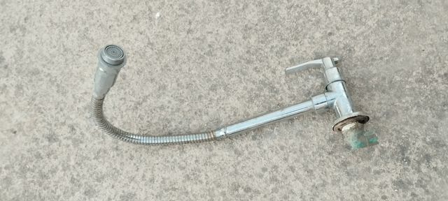 Rubinetto flessibile a maniglia singola