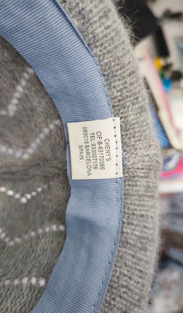 Sombrero gris tejido con detalle