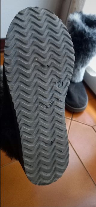 Stivaletti neri e grigi con pelliccia