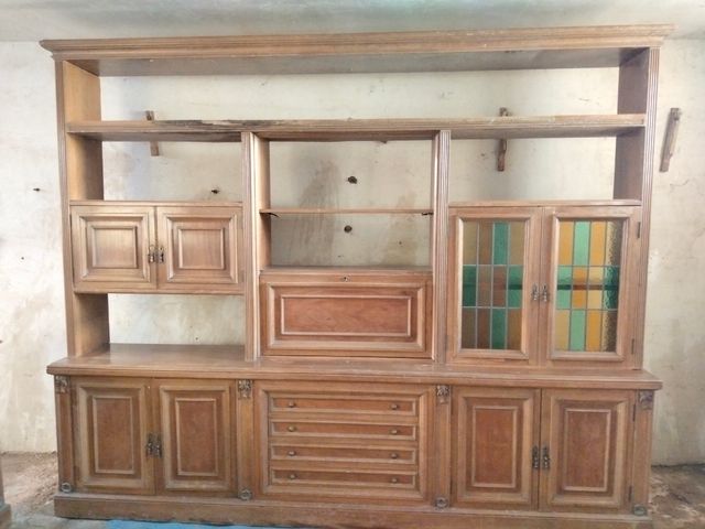 Mueble de salón antiguo de madera y cristal