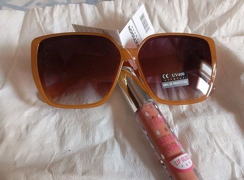 GAFAS DE SOL Y GLOSS PERMANENTE