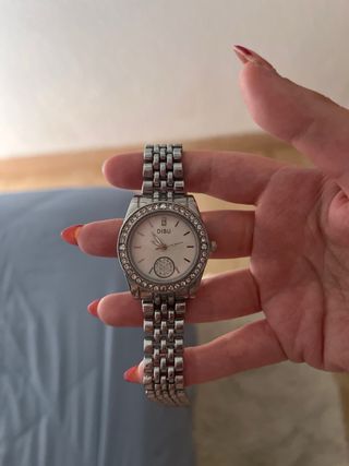 Reloj DISU plateado con detalles brillantes