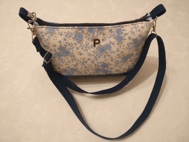 Bolso de mano loneta estampado floral.