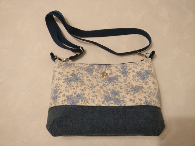 Bolso de mano loneta estampado floral.