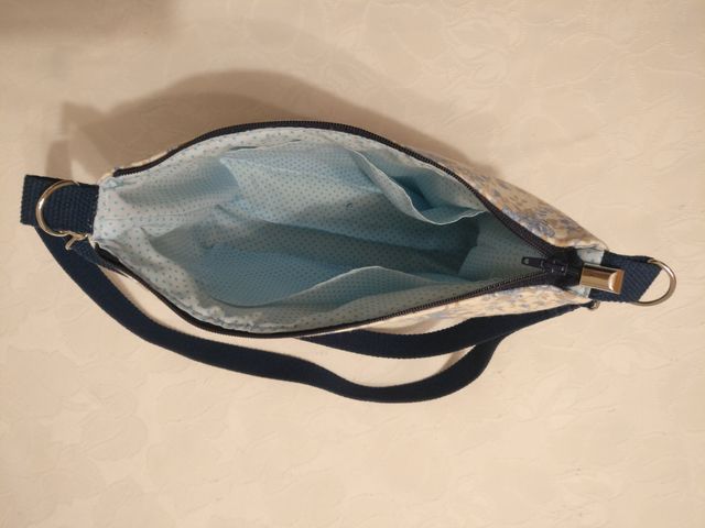 Bolso de mano loneta estampado floral.