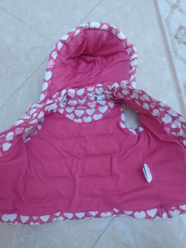 Piumino smanicato bambina con cuori