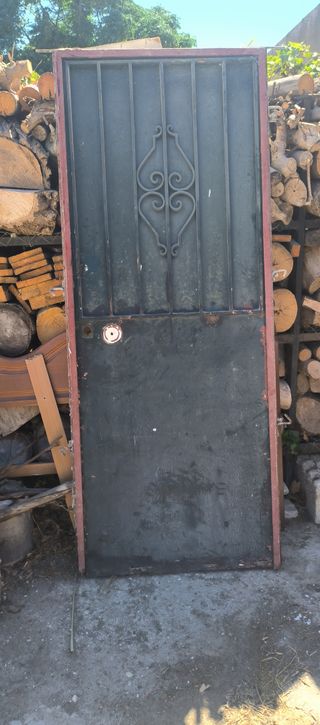 Puerta de hierro.