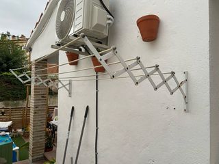 Tendedero plegable de metal blanco