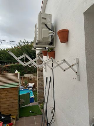 Tendedero plegable de metal blanco