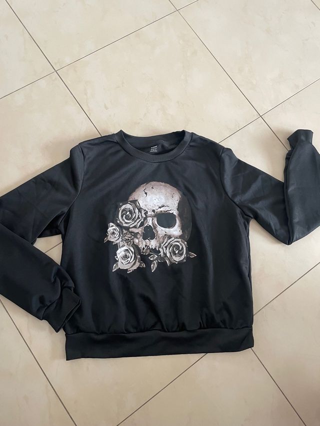 Felpa nera con teschio e rose