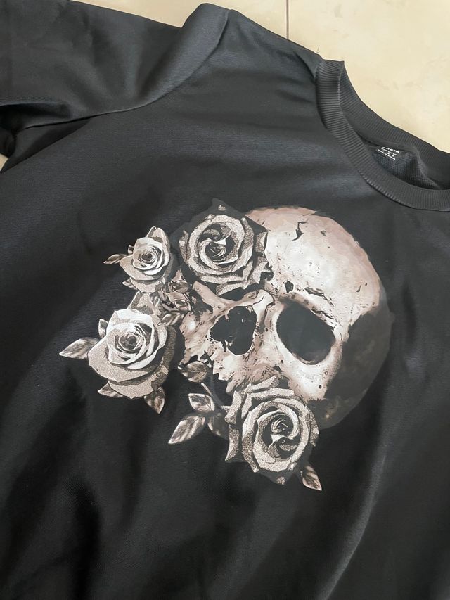 Felpa nera con teschio e rose