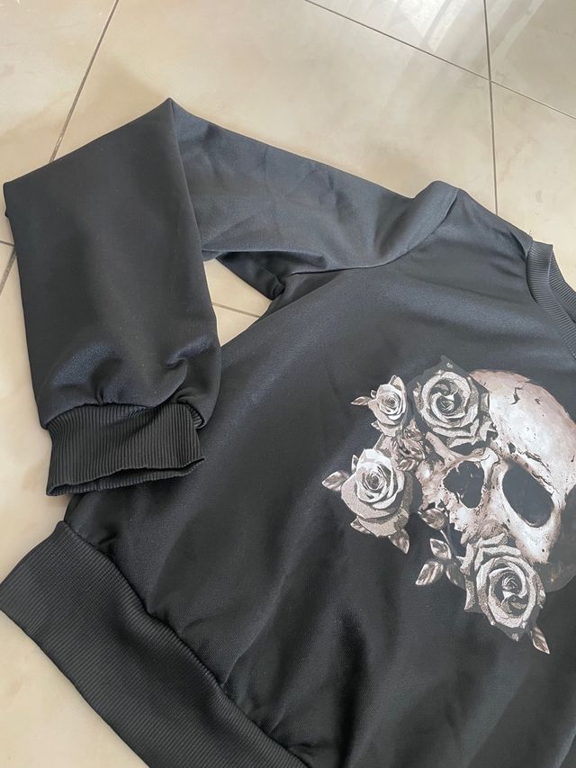 Felpa nera con teschio e rose
