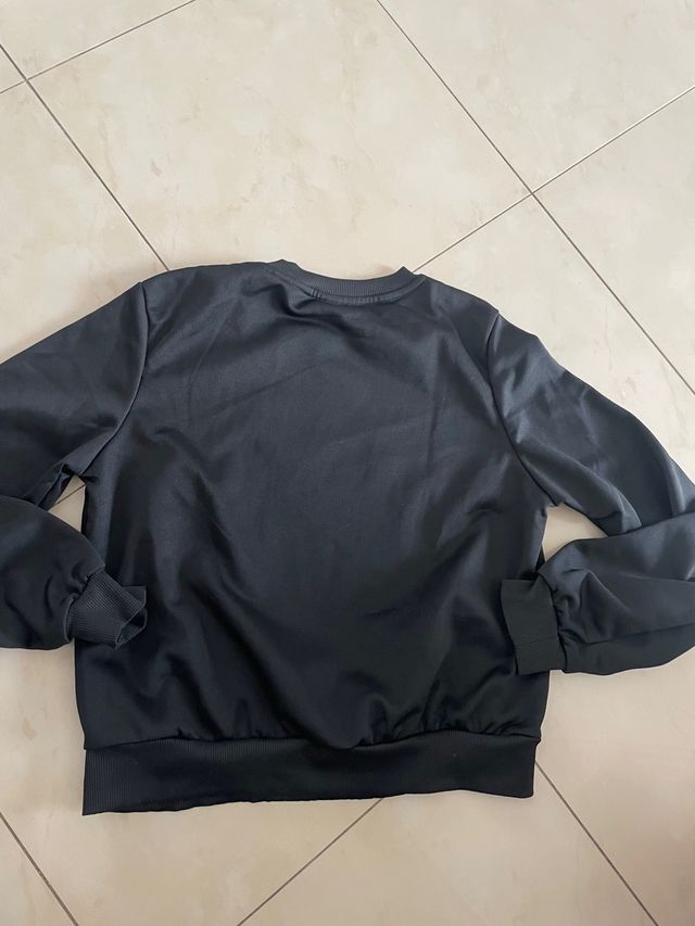 Felpa nera con teschio e rose