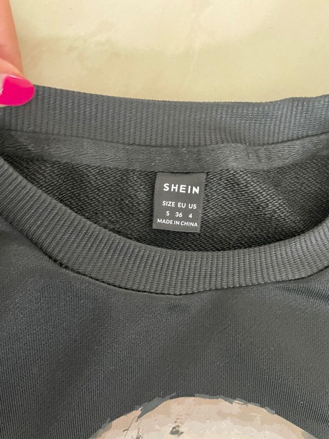 Felpa nera con teschio e rose