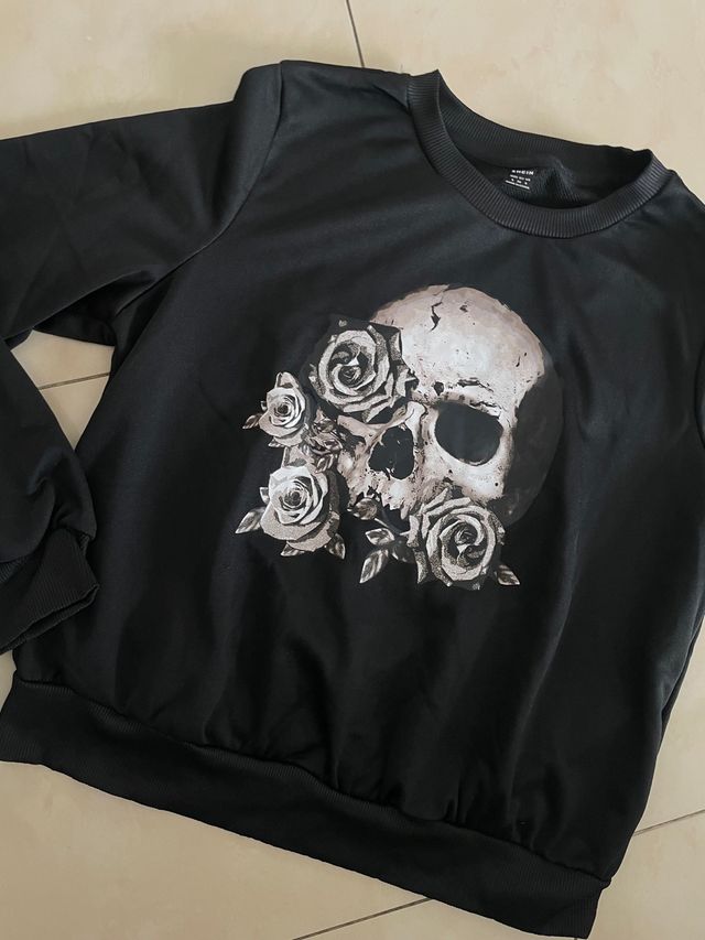 Felpa nera con teschio e rose