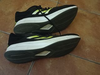 Zapatillas Adidas Negras con Detalles Verdes