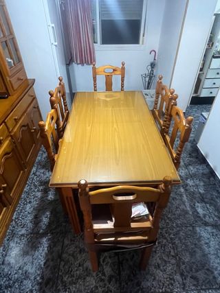 Mesa de comedor y mueble
