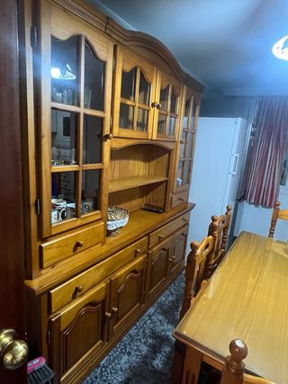 Mesa de comedor y mueble
