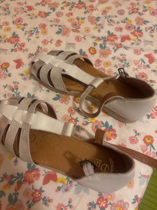 Sandalias niña plateadas y blancas T35