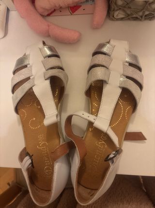 Sandalias niña plateadas y blancas T35
