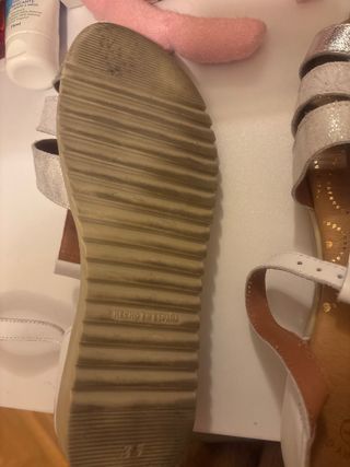 Sandalias niña plateadas y blancas T35