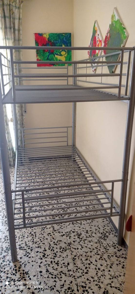 Litera metálica gris plateado