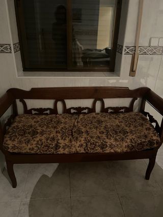 Banco de madera con cojín estampado
