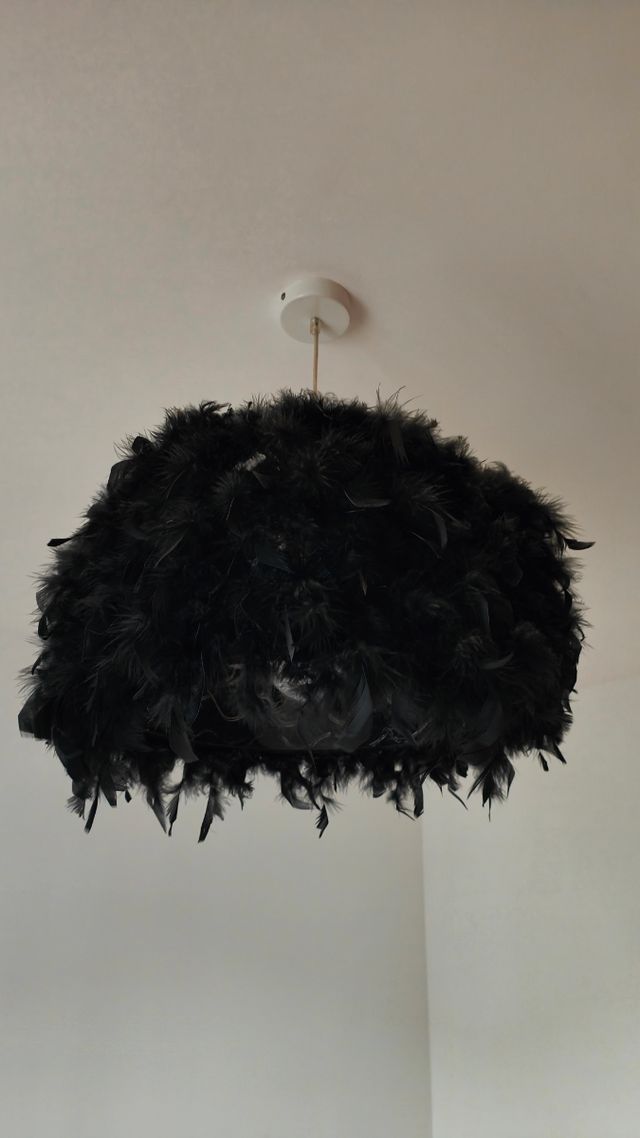 Lámpara de techo negra de plumas