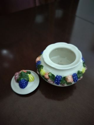 Vaso e zuccheriera decorati con frutta