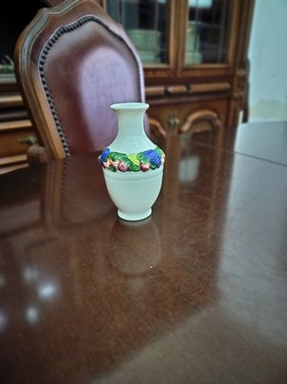 Vaso e zuccheriera decorati con frutta