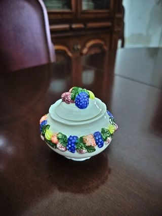 Vaso e zuccheriera decorati con frutta