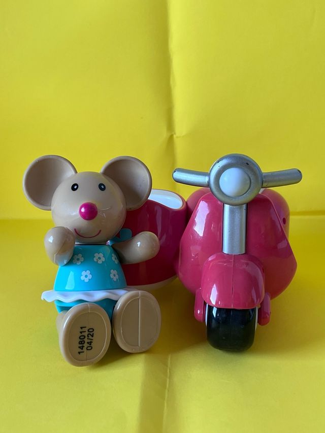 Ratoncita y moto rosa