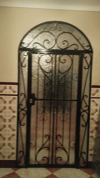 Portón y puerta de entrada forjados