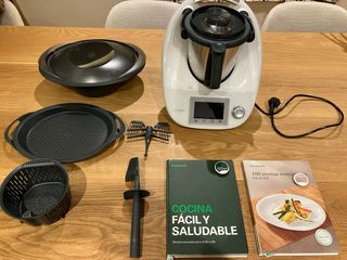 Thermomix TM5 con accesorios y libros