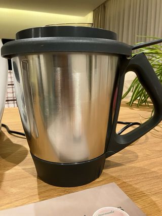 Thermomix TM5 con accesorios y libros