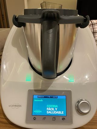 Thermomix TM5 con accesorios y libros