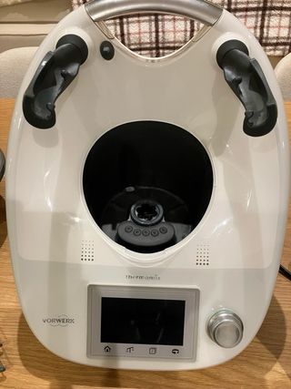 Thermomix TM5 con accesorios y libros